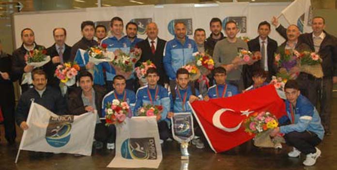 ŞAMPİYONA COŞKULU KARŞILAMA