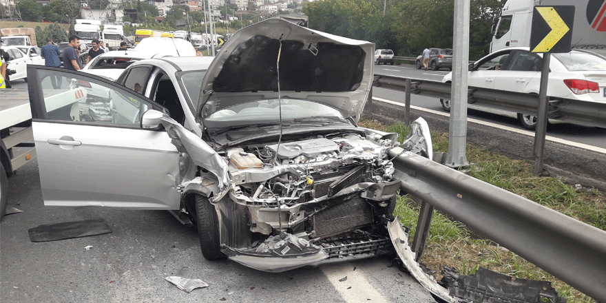 Kamyon, 6 otomobile çarptı: 3 yaralı