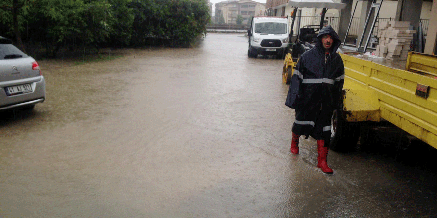 Sağanak, su baskınlarına neden oldu