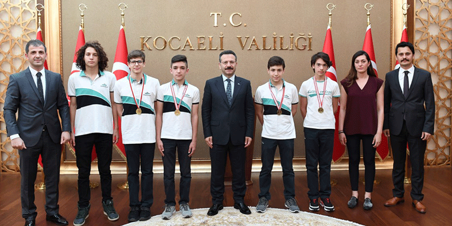 Yüzücülerden Vali Aksoy’a ziyaret