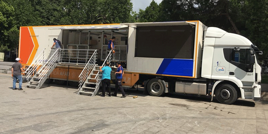 Deprem TIR’ ilçeleri geziyor