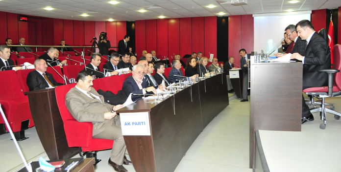 “Belediyeye olan borcunu ödemiyor”