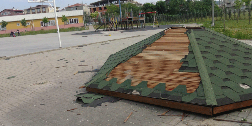 Kameriyeye ve oyun alanına hasar verdiler