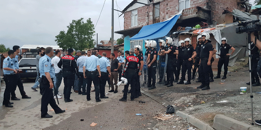 Polislere taş ve sopalarla saldırdılar