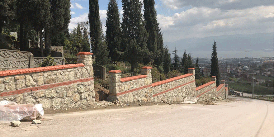 Deprem Şehitliği taş duvarla çevreleniyor
