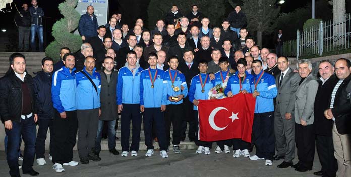 ŞAMPİYON DARICA YURDA DÖNDÜ