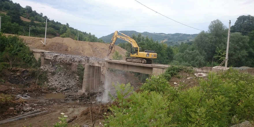 Köy yoluna köprü yapılıyor