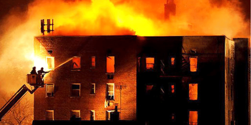 Küçük kız evi yaktı!