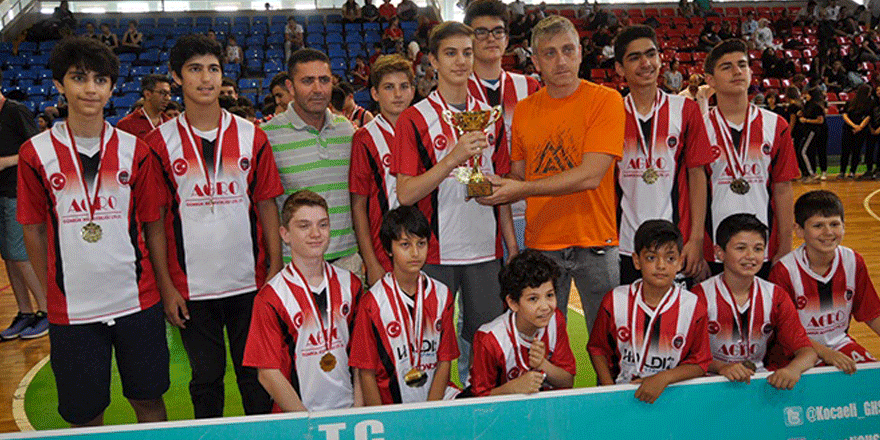 U14’te Kocaeli Basket Yenikentspor şampiyon