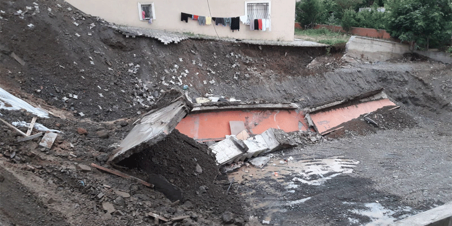 İstinat duvarı çöktü