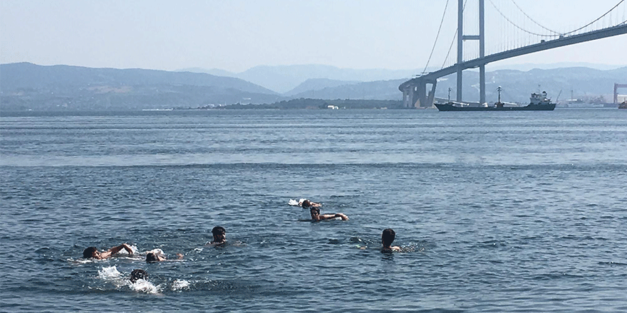 Kirli denize giriyorlar