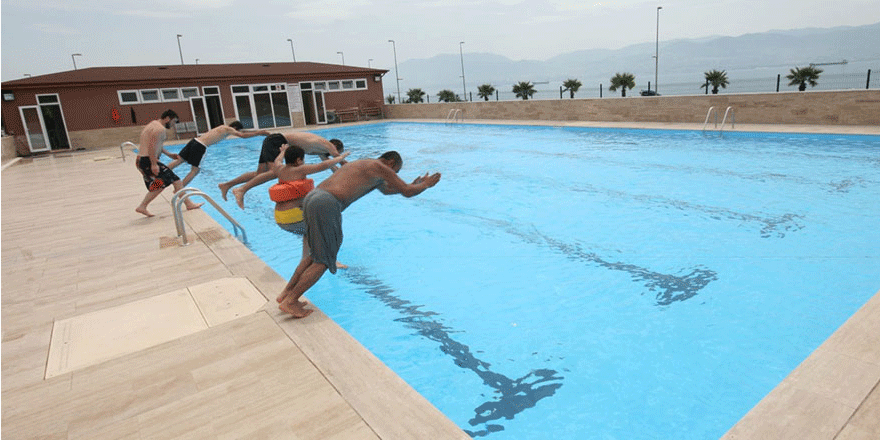 Haydi çocuklar yüzmeye