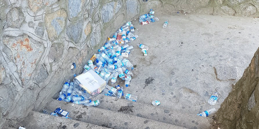 Merdivenler çöplük içerisinde