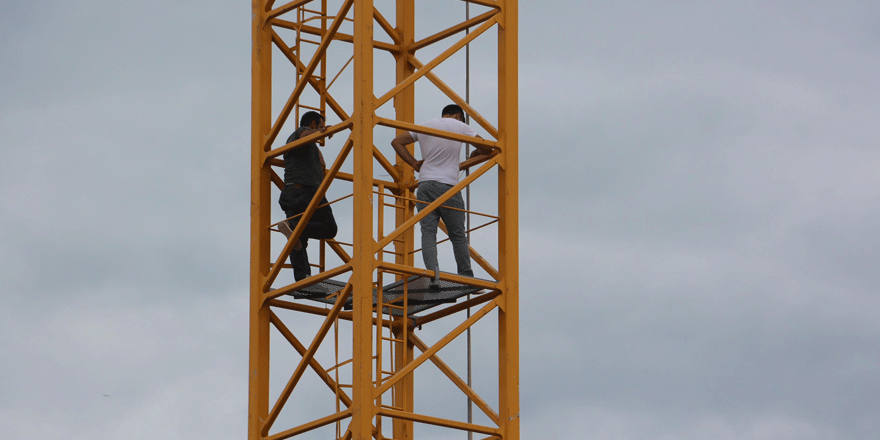 Kule vincine çıkıp kendilerini yakmak istediler