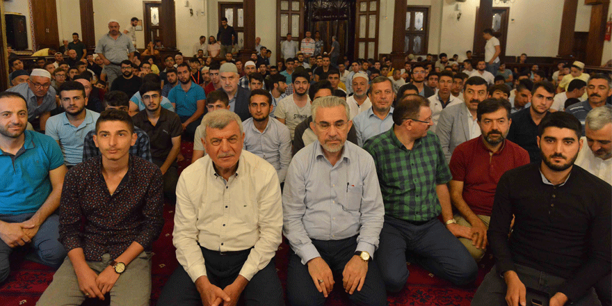  Karaosmanoğlu, hafızlarla bir araya geldi