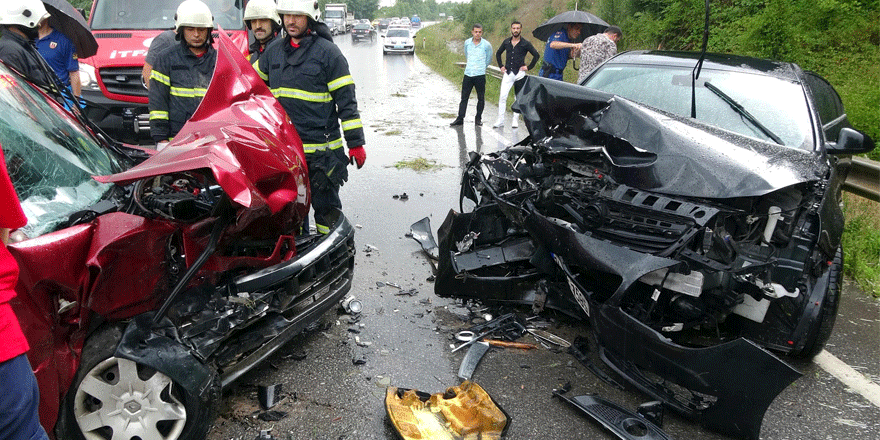 2 araç çarpıştı: 4 yaralı