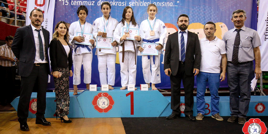 Gelenek bozulmadı, Kağıtspor yine zirvede