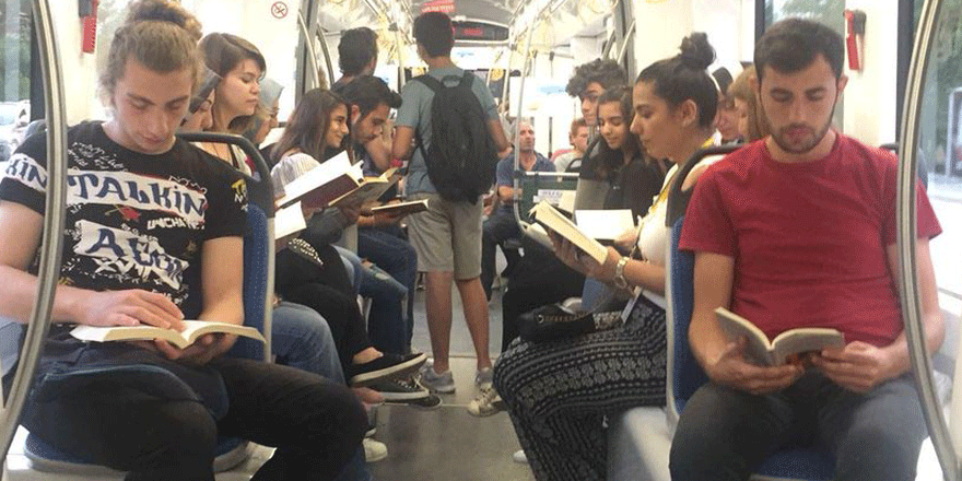 Tramvayda kitap okudular