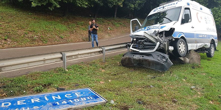 Ambulans ilçe tabelasına çarptı: 3 yaralı