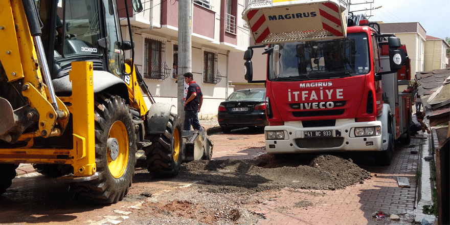İtfaiye aracı geçerken yol çöktü!