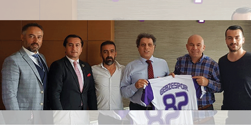 Höbek Menekşe’nin yanında