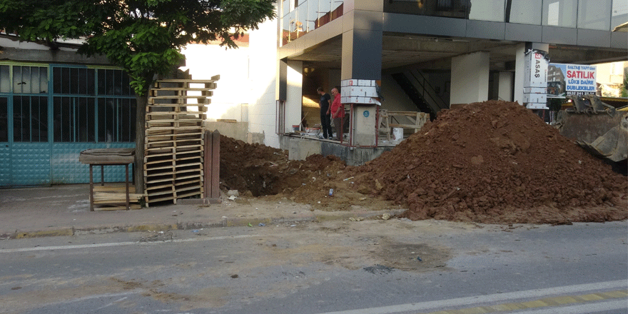 Toprak altında kalan 2 işçi yaralandı