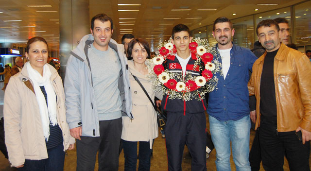 Şampiyon çiçeklerle karşılandı!