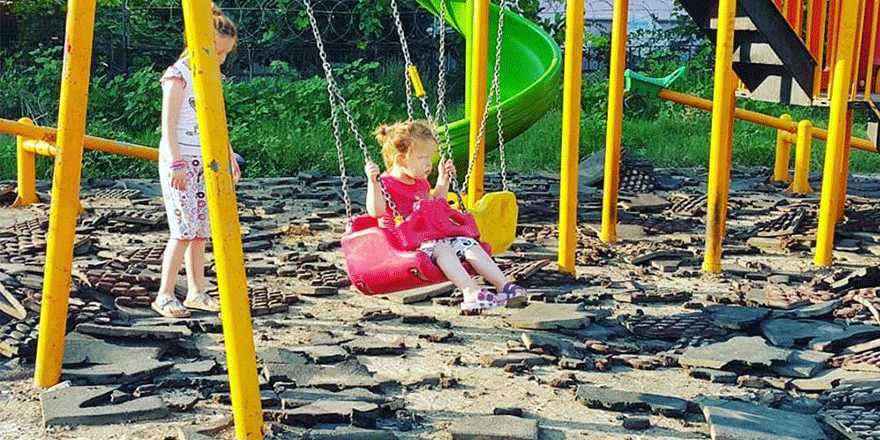 Çocuklar bu parkta oyun oynuyor!