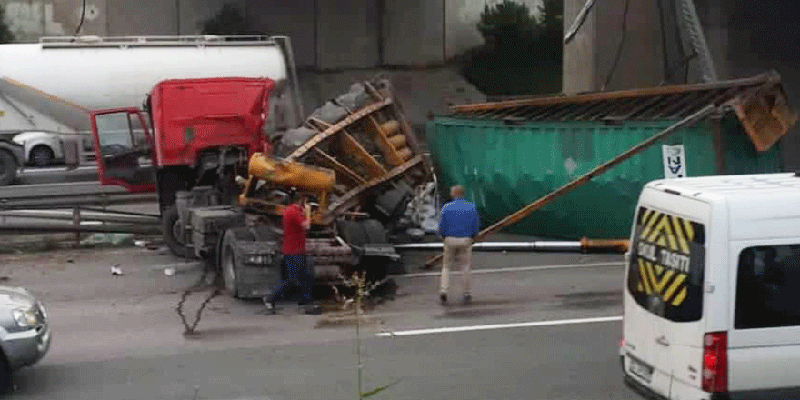 TIR köprüden uçtu      