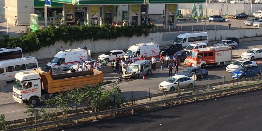 Zincirleme trafik kazası: 1 ağır 4 yaralı