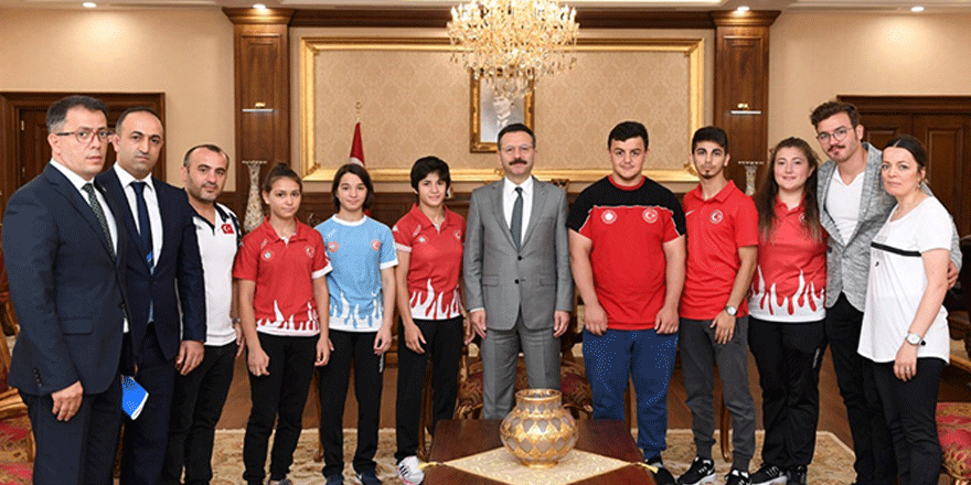 Vali Aksoy, başarılı sporcuları kabul etti