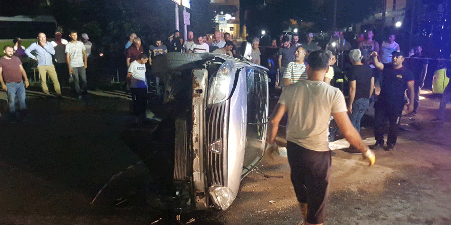Kaldırıma çarpan otomobil devrildi