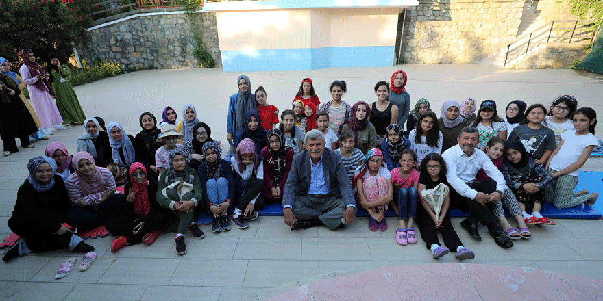 Kampı ziyaret etti