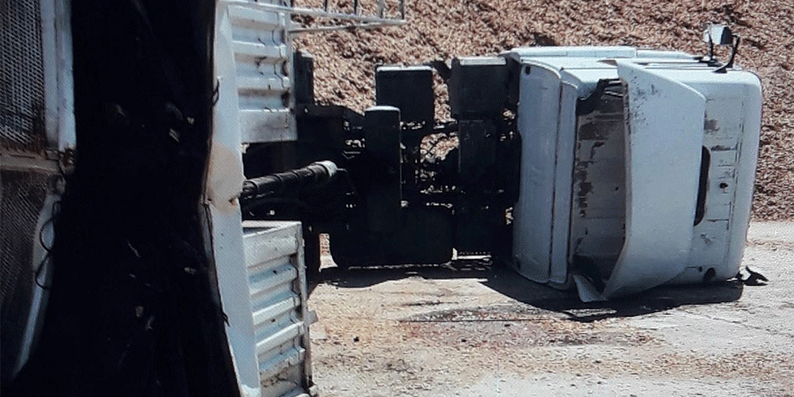 Üzerine kamyon devrilen sürücü öldü