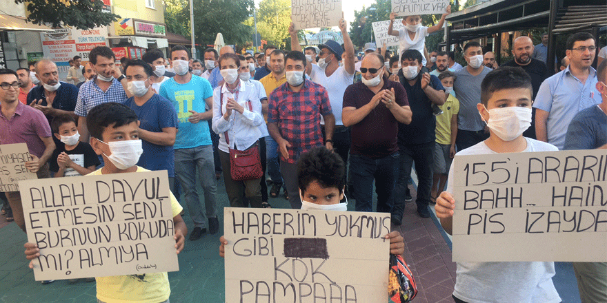 Çöp kokusunu maske takarak protesto ettiler