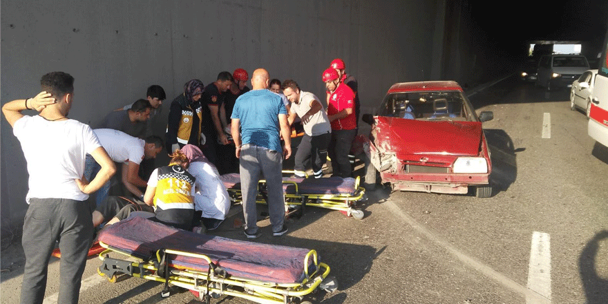 Otomobil köprü ayağına çarptı: 5 yaralı