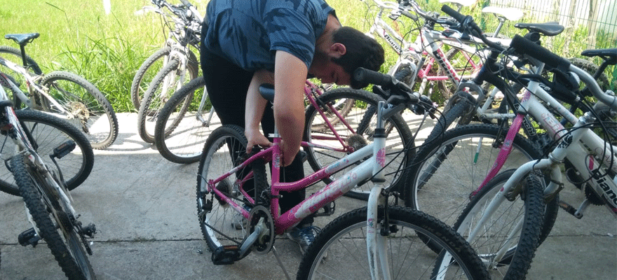 Atıl bisikletleri tamir ettiler