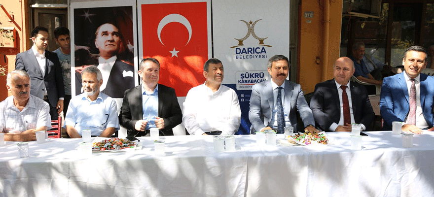 Gebze meydanda  bayramlaştı