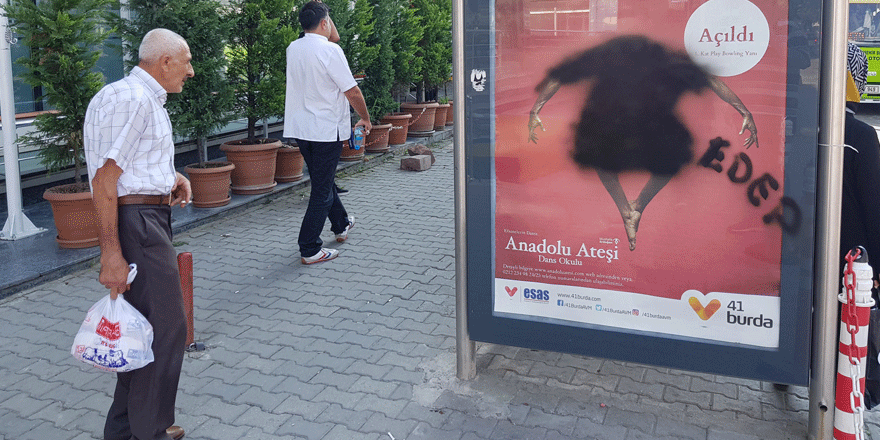 Afişteki erkek dansçıyı boyadılar