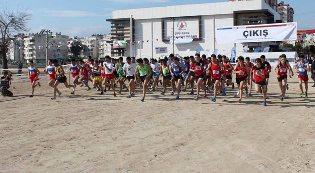 Büyükşehirli atletler zirveyi zorluyor
