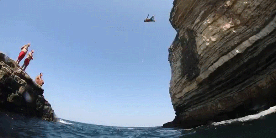 Kayalıklardan suya tehlikeli atlayış