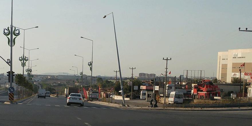 Aydınlatma direği tehlike saçıyor