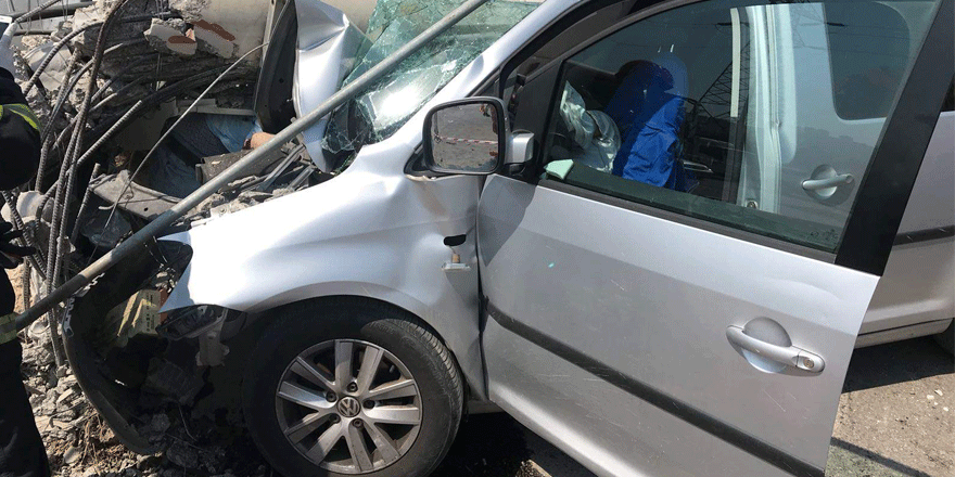 Direğe çarptı: 2 ölü