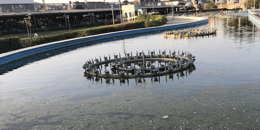 Meydandaki havuz pislik içerisinde