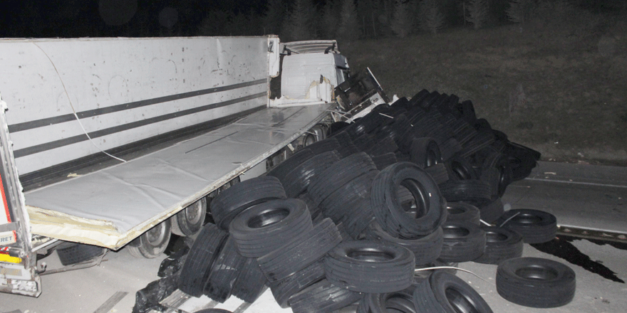 Devrilen TIR'dan çıkan 2 kişi, ambulansı görünce olay yerinden kaçtı