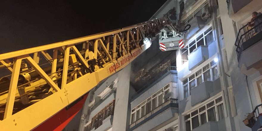 Evde çıkan yangında baba ve oğlu yaralandı