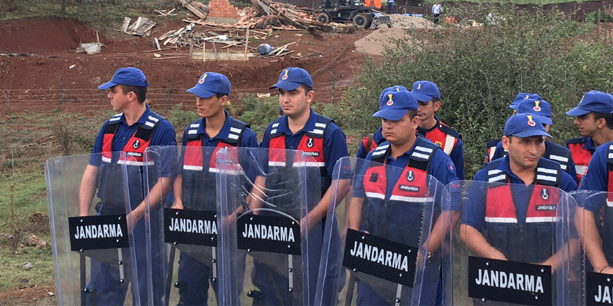 Kaçak binalar yıkıldı