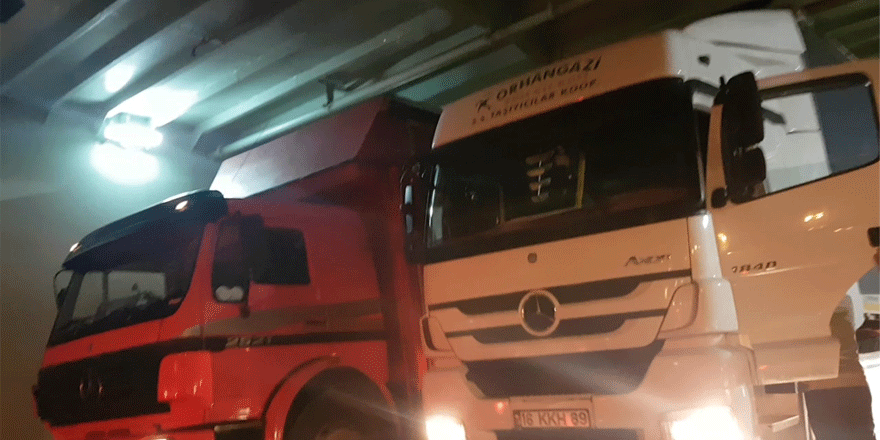 Kasası yüksek olan TIR, vapurda sıkıştı