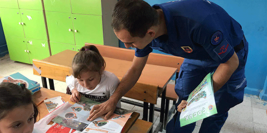 Jandarma öğrencilere trafik eğitimi verdi