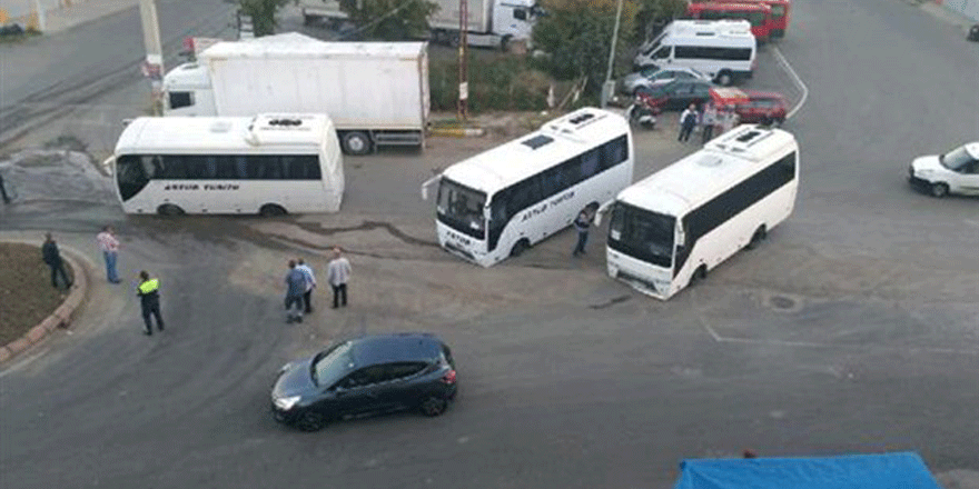 Tekirdağ'da yol çöktü: Minibüsler çukura saplandı